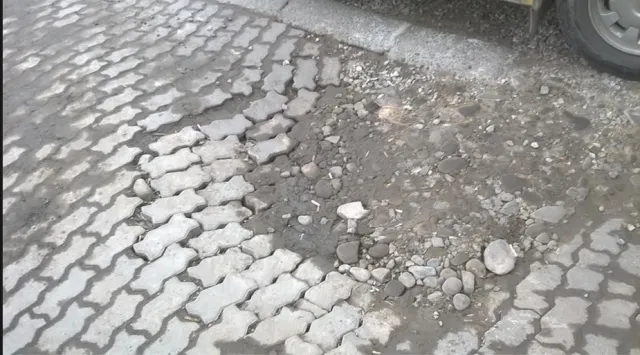 В Ивано-Франковске "карман" на автобусной остановке по улице Черновола находится в ужасном состоянии — фото 2