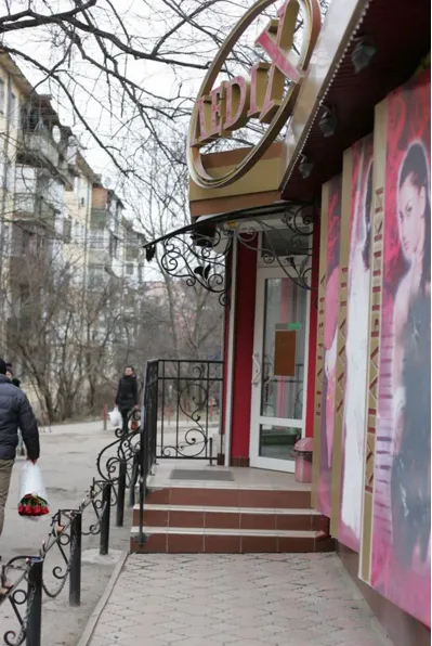 В Івано-Франківску власники одного магазину привласнили собі майже весь тротуар — фото 2