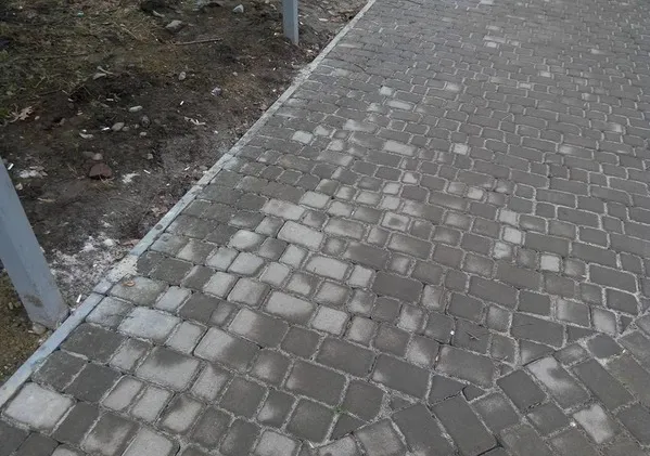 Франковец жалуется на то, что на колике Чорновола-Довжeнка коммунальщики плохо постелили брусчатку — фото 1