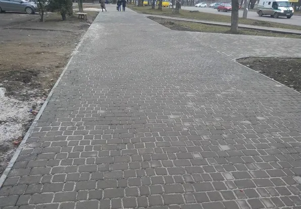 Франковец жалуется на то, что на колике Чорновола-Довжeнка коммунальщики плохо постелили брусчатку — фото 2