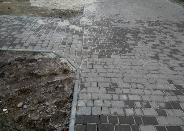Франковец жалуется на то, что на колике Чорновола-Довжeнка коммунальщики плохо постелили брусчатку — фото 4