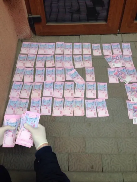 На Прикарпатье правоохранители задержали судмедэксперта, который требовал взятку за выдачу документа о смерти — фото 1