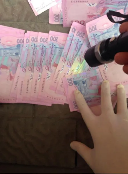 На Прикарпатье правоохранители задержали судмедэксперта, который требовал взятку за выдачу документа о смерти — фото 2