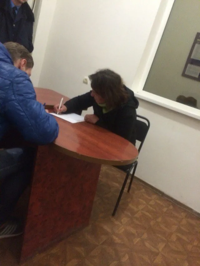 В Франковске задержали женщину, которая украла цветы с могил погибших Героев Украины, в частности с памятника Роману Гурика — фото 1