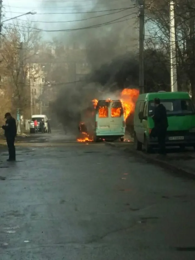 В Франковске возле «Хлебокомбината» загорелся микроавтобус — фото 1