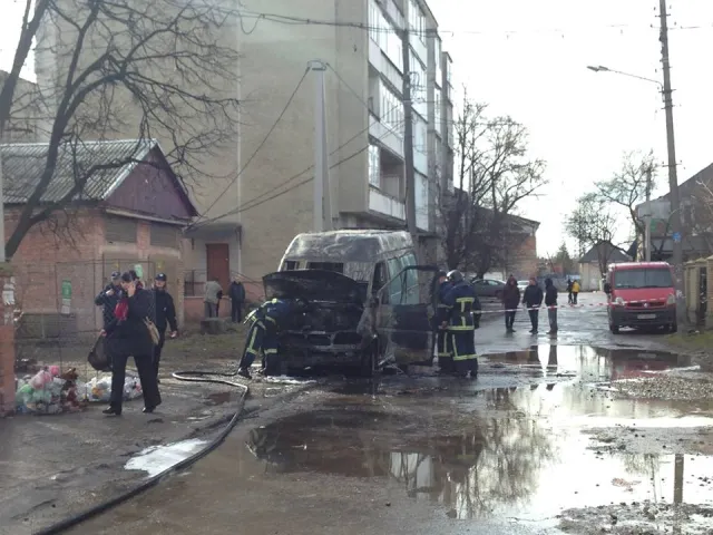 В Франковске возле «Хлебокомбината» загорелся микроавтобус — фото 5