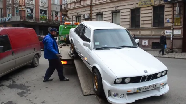 У центрі Франківська патрульні евакуйовували чергового авторагуля: цього разу це біле «BMW» — фото 2