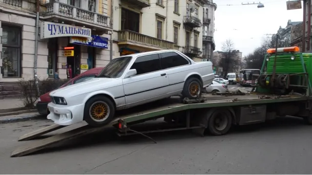 У центрі Франківська патрульні евакуйовували чергового авторагуля: цього разу це біле «BMW» — фото 3