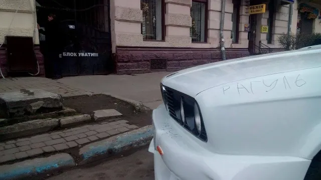 У центрі Франківська патрульні евакуйовували чергового авторагуля: цього разу це біле «BMW» — фото 4