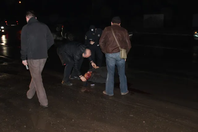Смерть на дорозі: у Франківську водій легковика збив учасника "Антикорупційного форуму" Саакашвілі — фото 3