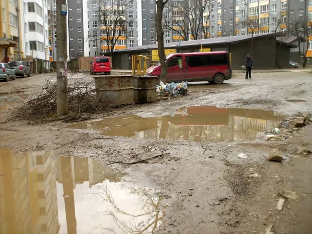 В Франковске жалуются на несколькометровые лужи у дворов — фото 1