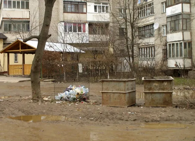 В Франковске жалуются на несколькометровые лужи у дворов — фото 2