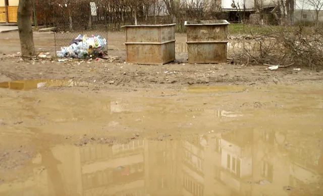 В Франковске жалуются на несколькометровые лужи у дворов — фото 3