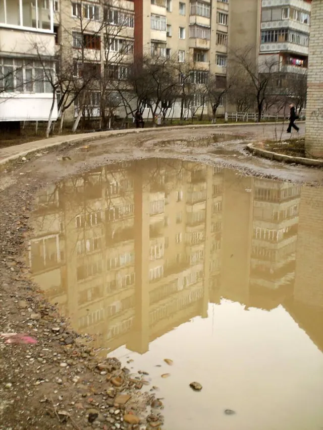 В Франковске жалуются на несколькометровые лужи у дворов — фото 5