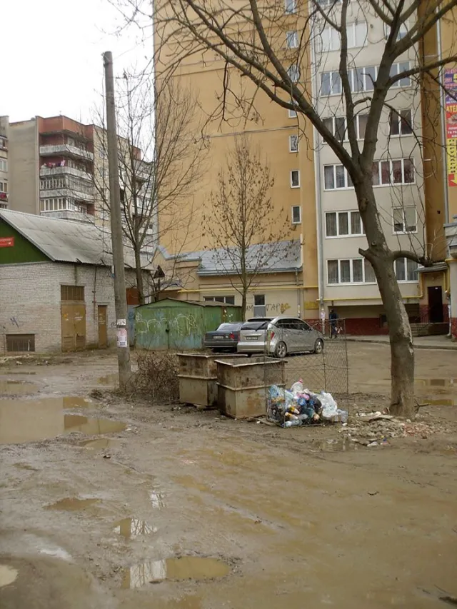 В Франковске жалуются на несколькометровые лужи у дворов — фото 6