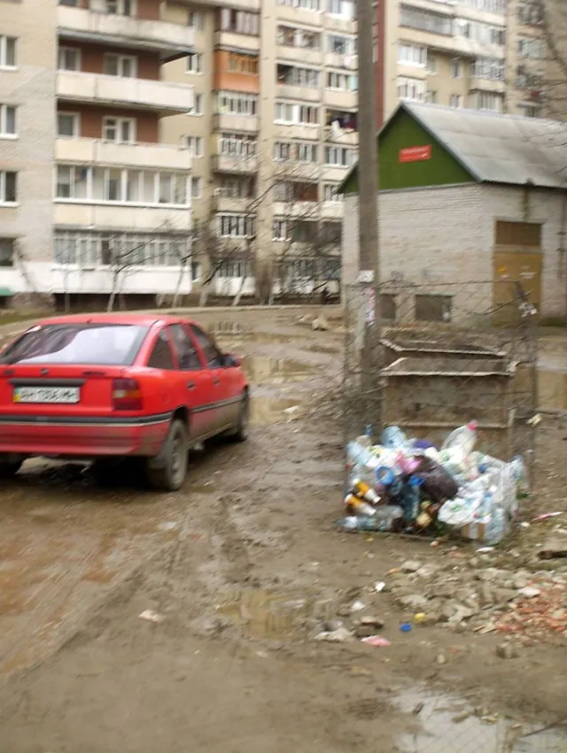 В Франковске жалуются на несколькометровые лужи у дворов — фото 8