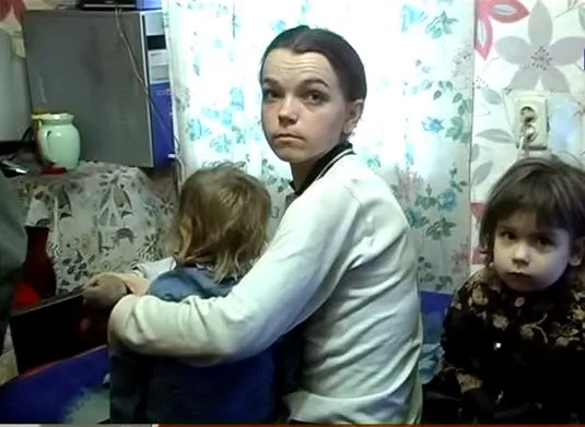 У женщины, которая полтора года назад выбросила младенца на улицу, забрали пятерых малолетних детей — фото 1