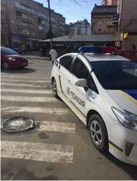 Франківських копів підловили на порушенні правил паркування. Прес-секретар управління патрульної поліції пояснив, що вони змушені були так вчинити — фото 2