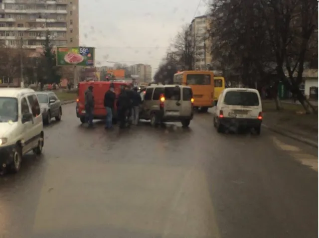 В Ивано-Франковске стукнулись два автомобиля — фото 1
