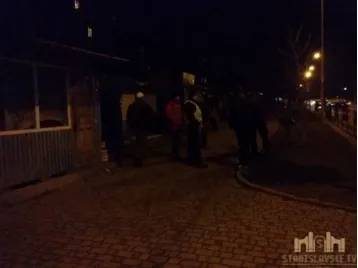 В Ивано-Франковске пьяный мужчина пытался проникнуть в киоск. Его и еще трех парней, которые из-за этого устроили драку, задержала патрульная полиция — фото 1