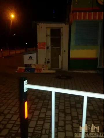 В Ивано-Франковске пьяный мужчина пытался проникнуть в киоск. Его и еще трех парней, которые из-за этого устроили драку, задержала патрульная полиция — фото 2