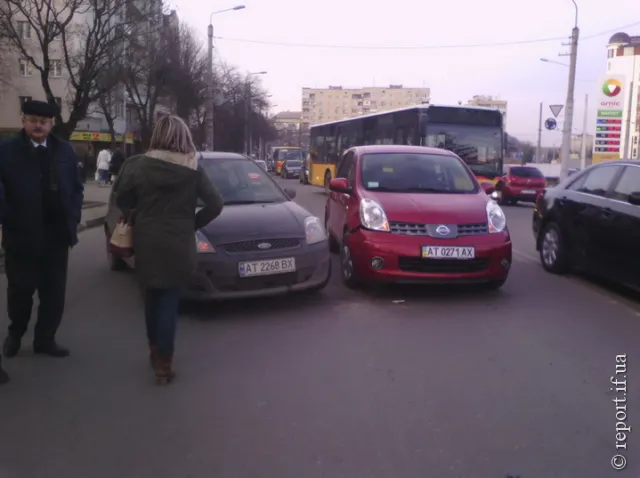 В Франковске на Коновальца столкнулись два автомобиля — фото 1