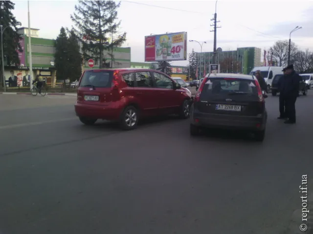 В Франковске на Коновальца столкнулись два автомобиля — фото 2