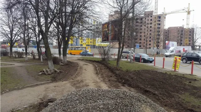 В Франковске на Мазепы местные коммунальщики все же начали обустраивать ужасный тротуар — фото 1