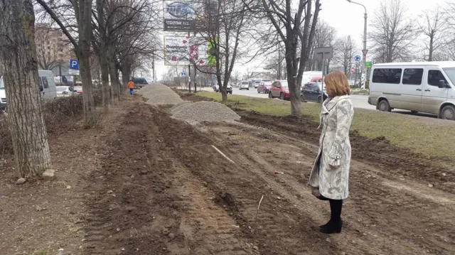 В Франковске на Мазепы местные коммунальщики все же начали обустраивать ужасный тротуар — фото 2