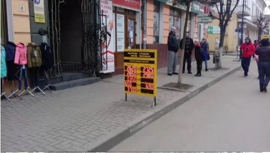 Муниципальная дружина взялась в Коломые за демонтаж незаконной рекламы — фото 1