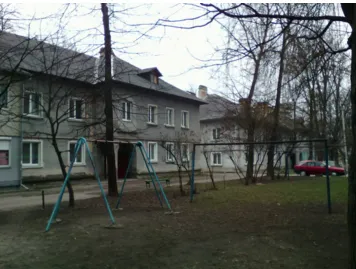 В Івано-Франківську дитячі майданчики перетворилися на декорації для фільмів жаху та ще й несуть небезпеку для дітей — фото 1