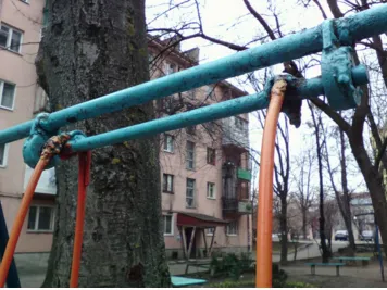 В Івано-Франківську дитячі майданчики перетворилися на декорації для фільмів жаху та ще й несуть небезпеку для дітей — фото 3