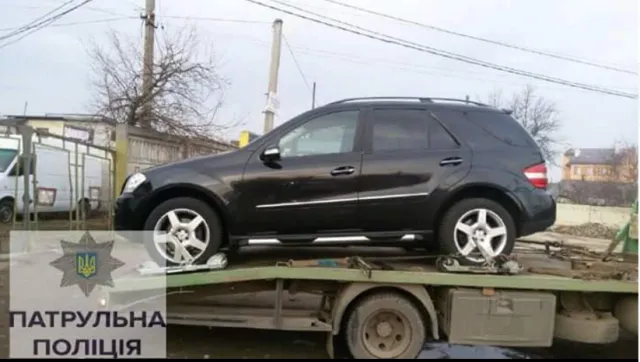 Франківські поліцейські затримали нетверезу малолітню місцеву мешканку, яка їздила містом без прав — фото 1