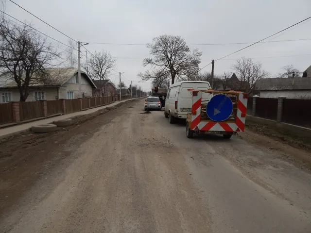 Ремонт дороги на Прикарпатье: за миллион на дорогу досталось лишь три КАМАЗа асфальта — фото 2