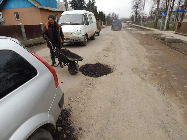 Ремонт дороги на Прикарпатье: за миллион на дорогу досталось лишь три КАМАЗа асфальта — фото 3