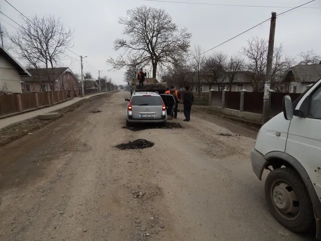 Ремонт дороги на Прикарпатье: за миллион на дорогу досталось лишь три КАМАЗа асфальта — фото 5