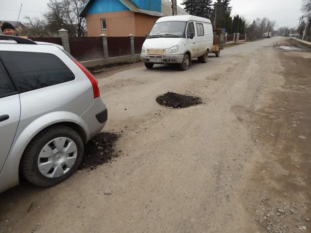 Ремонт дороги на Прикарпатье: за миллион на дорогу досталось лишь три КАМАЗа асфальта — фото 6