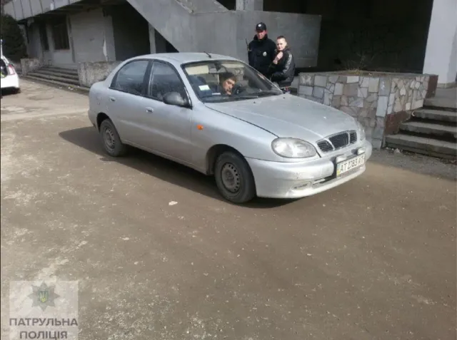 Франковские полицейские задержали пьяного водителя машины, который ездил по городу с чужими правами — фото 1