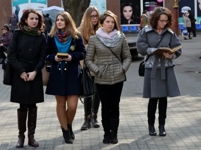 У центрі Франківська читали вірші Шевченка — фото 4