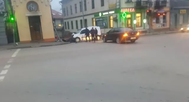 В центре Коломыи автомобиль врезался в светофор — фото 1