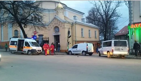 В центре Коломыи автомобиль врезался в светофор — фото 2