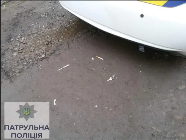 Франковские полицейские задержали 3-х человек со шприцем, вероятно, наркоманов — фото 1