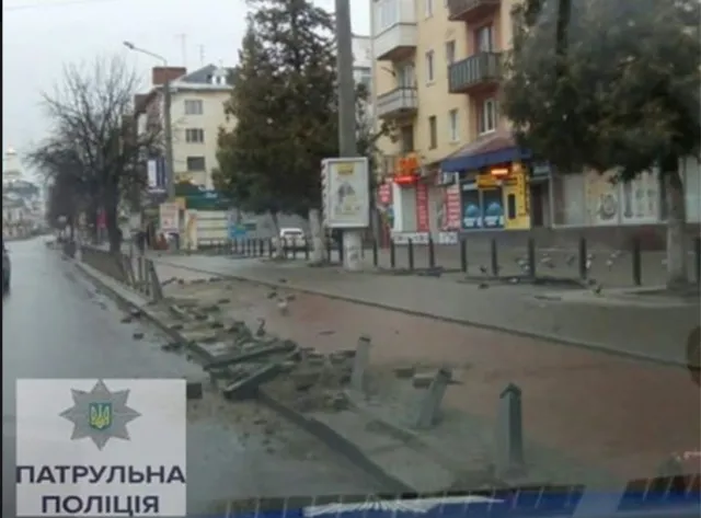 Ночью на Галицкой неизвестный повредил парковочные столбцы — фото 1
