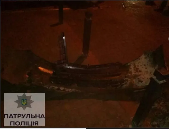 Ночью на Галицкой неизвестный повредил парковочные столбцы — фото 2