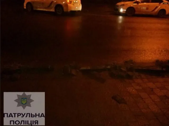 Ночью на Галицкой неизвестный повредил парковочные столбцы — фото 3