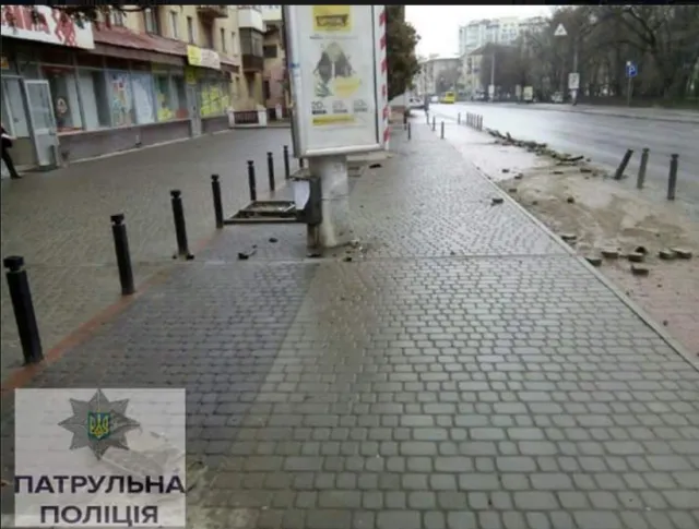 Ночью на Галицкой неизвестный повредил парковочные столбцы — фото 4