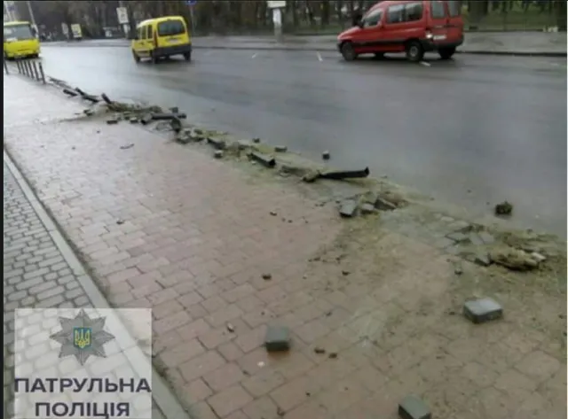 Ночью на Галицкой неизвестный повредил парковочные столбцы — фото 5