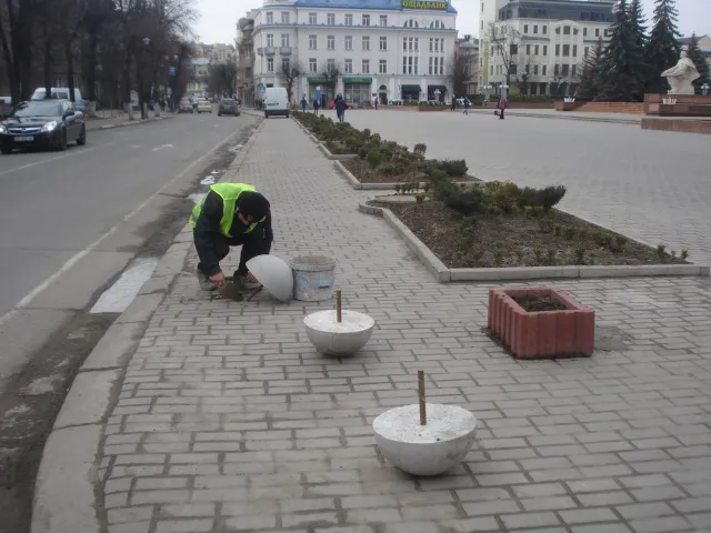 На площі біля «Білого дому» встановили антипаркувальні півсфери. З'явились перші скарги — фото 1