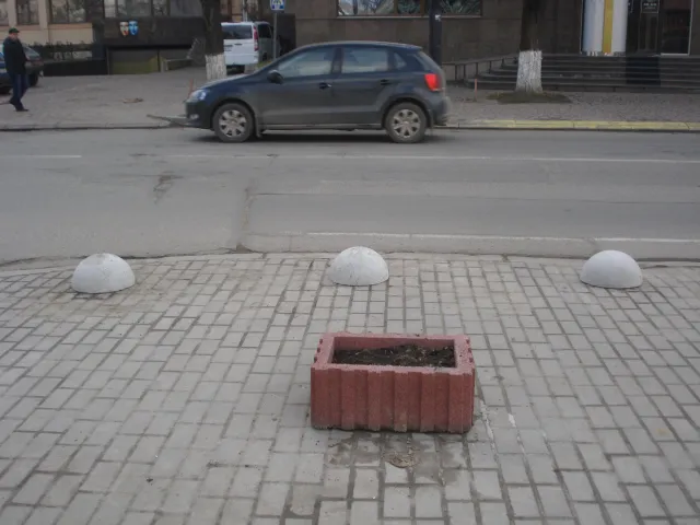 На площі біля «Білого дому» встановили антипаркувальні півсфери. З'явились перші скарги — фото 3