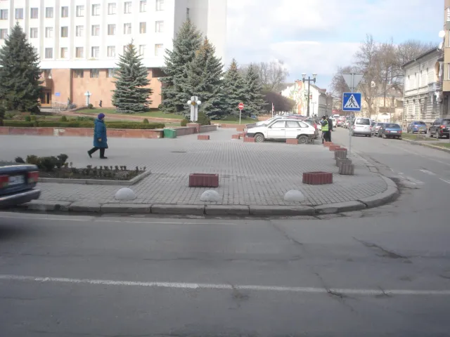 На площі біля «Білого дому» встановили антипаркувальні півсфери. З'явились перші скарги — фото 5